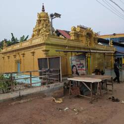 Danach Richtung Strand am Tempel vorbei