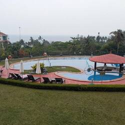 Blick auf den Pool und das arabische Meer