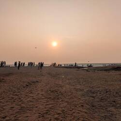 zum Strand und Sonnenuntergang