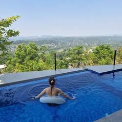 Von den Kandy Birds Villas ging es abends in unser eigenes kleines Paradies