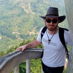 Die Stufen waren definitiv NICHT genormt ;) und super schmal ... nix für große Füße 🥲