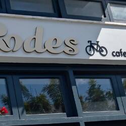 Das Bike Café hat Plätze in der Sonne.