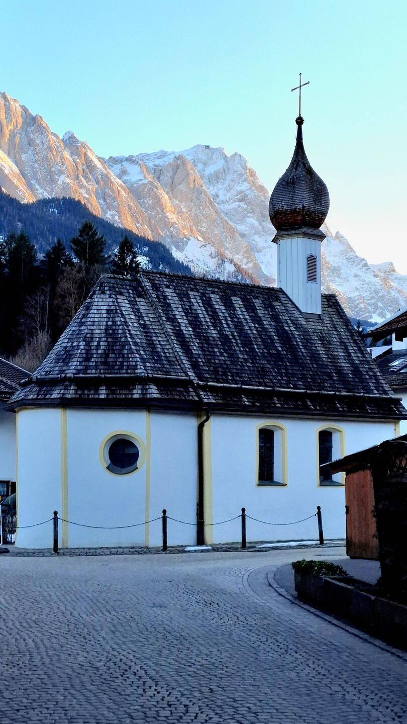 Kirchlein in Grainau. Ein nettes Örtchen. Aber hier brummt der Tourismus. Eibsee und Zugspitze ...