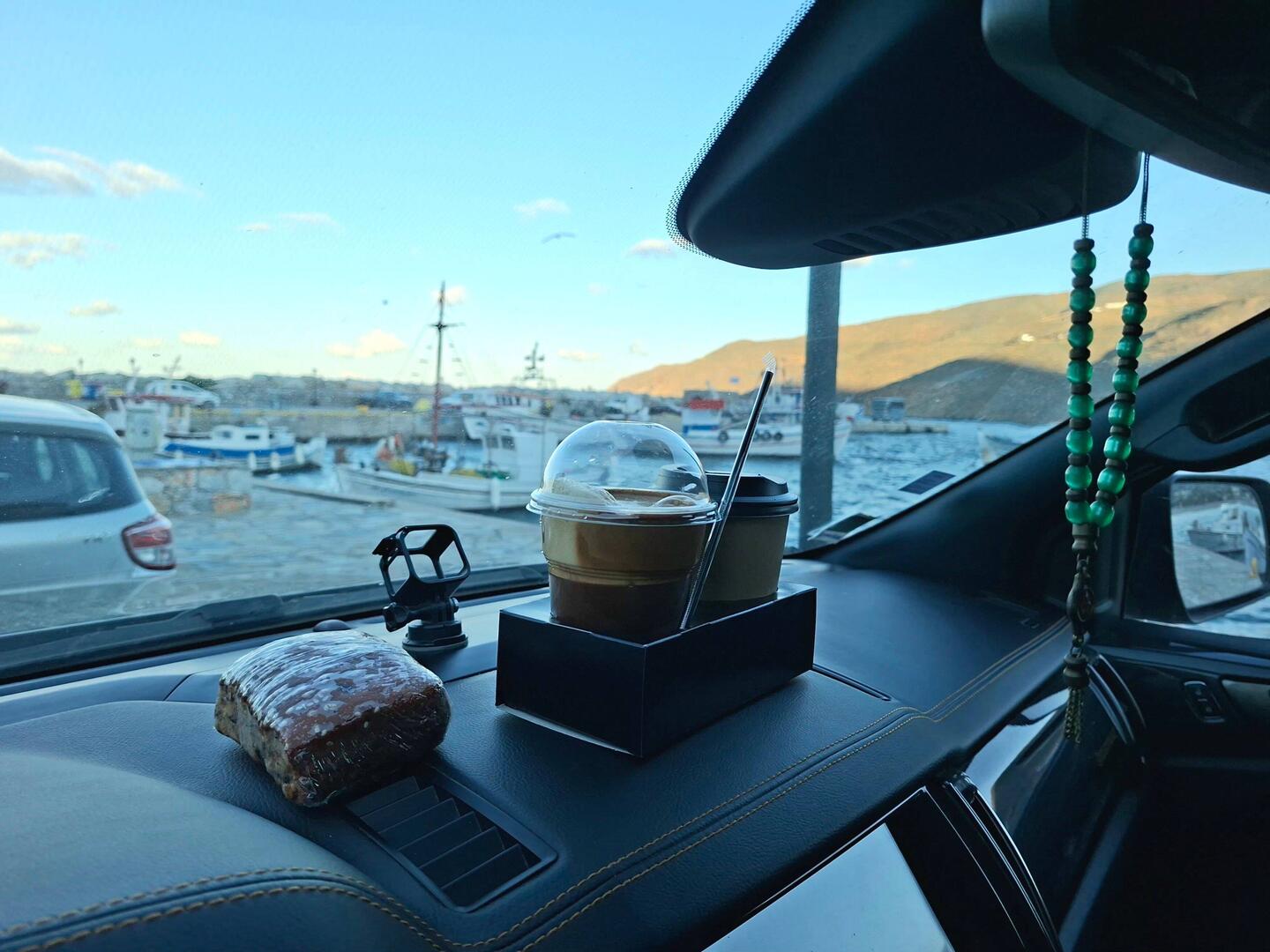 On a mis le réveil pour prendre le bateau (pour une fois 😉), on a besoin de café ☕️ 😂