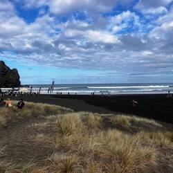 Surfen am Strand von Piha