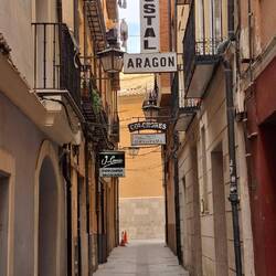 Rechts und links kleine Gässchen