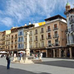 Schöner Platz mit schönen Häusern