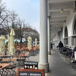 Markt draussen und drinnen