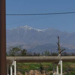 Wasserversorgung im Vordergrund und Schnee auf den Bergen