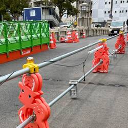 sogar die Baustellenabschrankungen sind verspielt mit Figuren