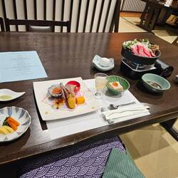 Comme promis, le repas gastro du soir, avec les apéritifs divers et variés.