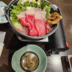 Le plat principal qu'on cuit soi-même, bœuf et légumes dans une sauce sucrée.