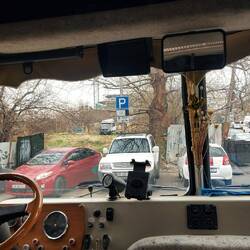Ersatzstellplatz in Tiflis. Etwas auf dem Präsentierteller, aber kurzzeitig okay.