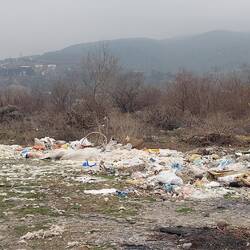In Mzcheta am Fluss hat es dafür Müll. Was ist los mit den Menschen?! Bisschen doll oder?