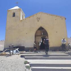 Argentinische Fahrradfahrer die als Schutz in der alten Kirche übernachtet haben.