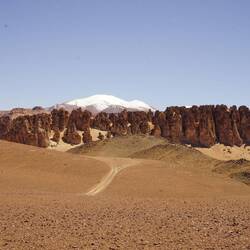 Felsformationen im Canyon und im Hintergrund die Schneebedeckten Berge.