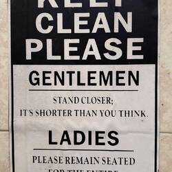 Witziges Plakat in der Toilette