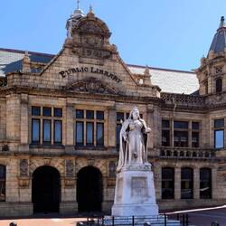 Queen Victoria vor der Biblothek