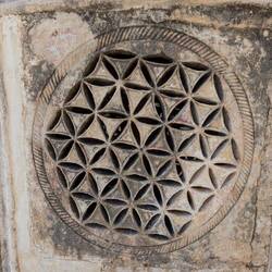 Ein Lüftungs(schlitz), schon aber kein Schlitz. Das Muster wurde aus einem Stein geschlagen.