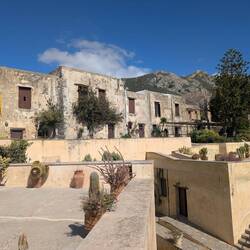 Das dunkle Fenster rechts ist eine bewohnte Kammer.