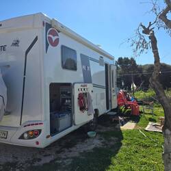 Unser Stellplatz in Arkoudi, der von Österreichern betrieben wird 👏