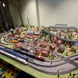 Ds Dresden-Neustadt hets sone aminiaturisebahn am Bhf gha, wome fr Gäud het chönne lah fahre