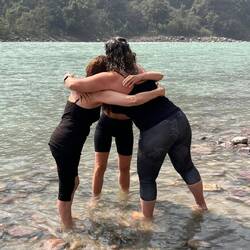 Ya estamos todas bien purificadas... todos nuestros pecados se los llevó la corriente..