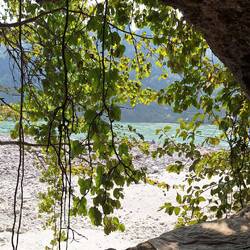 Tiene una vista espectacular del rio y las montañas...