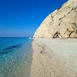 On dirait que les galets, c'est l'ombre de la falaise !