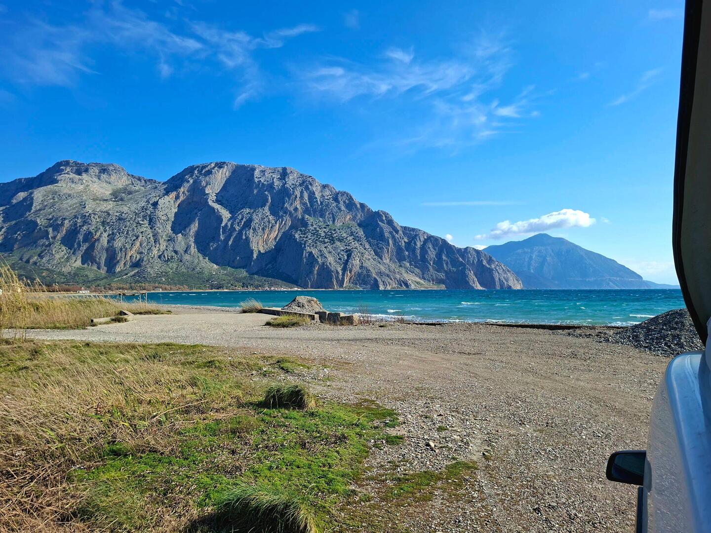 On était arrivés hier de nuit. Découverte ce matin au réveil de ce spot vers Galatas. Pas mal !!!