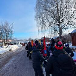 Warten auf den Bus zum Start