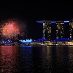 Die Bay bei Nacht - Feuerwerk war dem chinesischen Neujahr gedankt