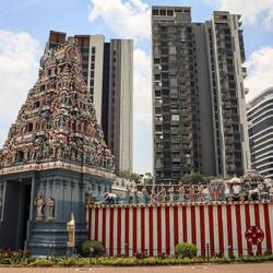 Vorne alter Hindutempel - hinten dann Banken-Tempel