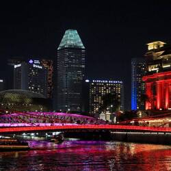 Rechts das Fullerton, ein berühmtes Hotel