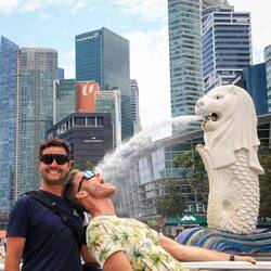 Der Merlion spuckt konstant symbolischen Wohlstand in die Bucht