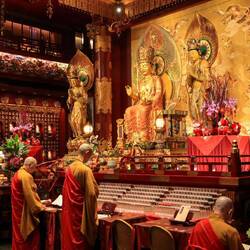 Die Tempel sind asiatisch golden und ausgeschmückt