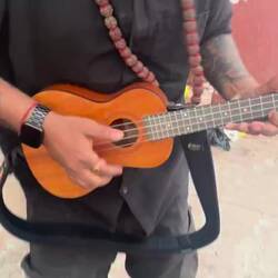 An artist was happy to play my uke :)