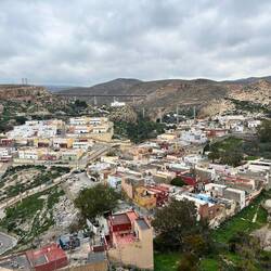Die Bauweise erinnert uns an arabische Städte.