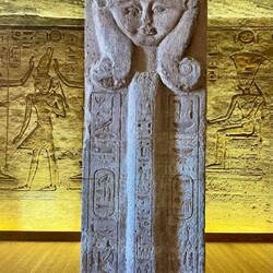 Liebesgöttin Hathor (mit Kuhohren)