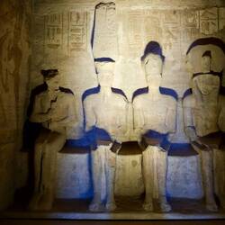 Hier scheint nur zweimal im Jahr die Sonne hinein (22.2. und 22.10.)