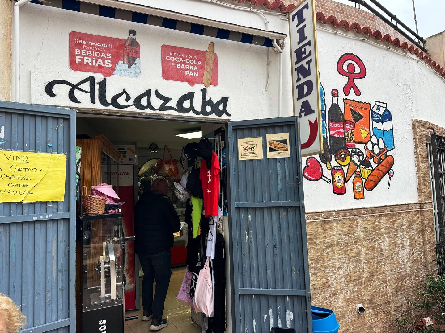 Wildgemischter Bazar, wo Zahnpasta, Puppen und Dekosachen im selben Glasregal aufgestapelt sind.