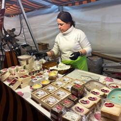 Bei ihr haben wir feinsten Ziegenkäse gekauft