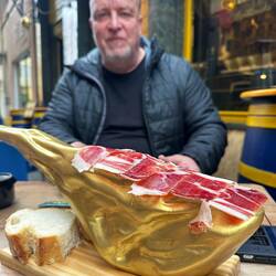 Leckere Tapas goldig serviert