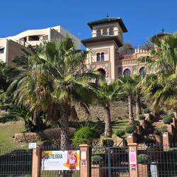 Die Casa de los Navajas wurde 1925 erbaut und hat ein Neo-Mudejar-Design und arabische Einflüsse.