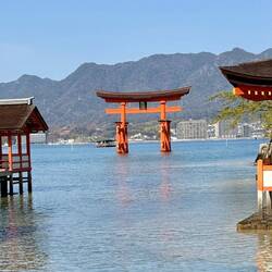 Itsukushima Shrine mit Sicht auf Torii