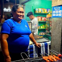 Sie bruzelt meine Fleischspieße.