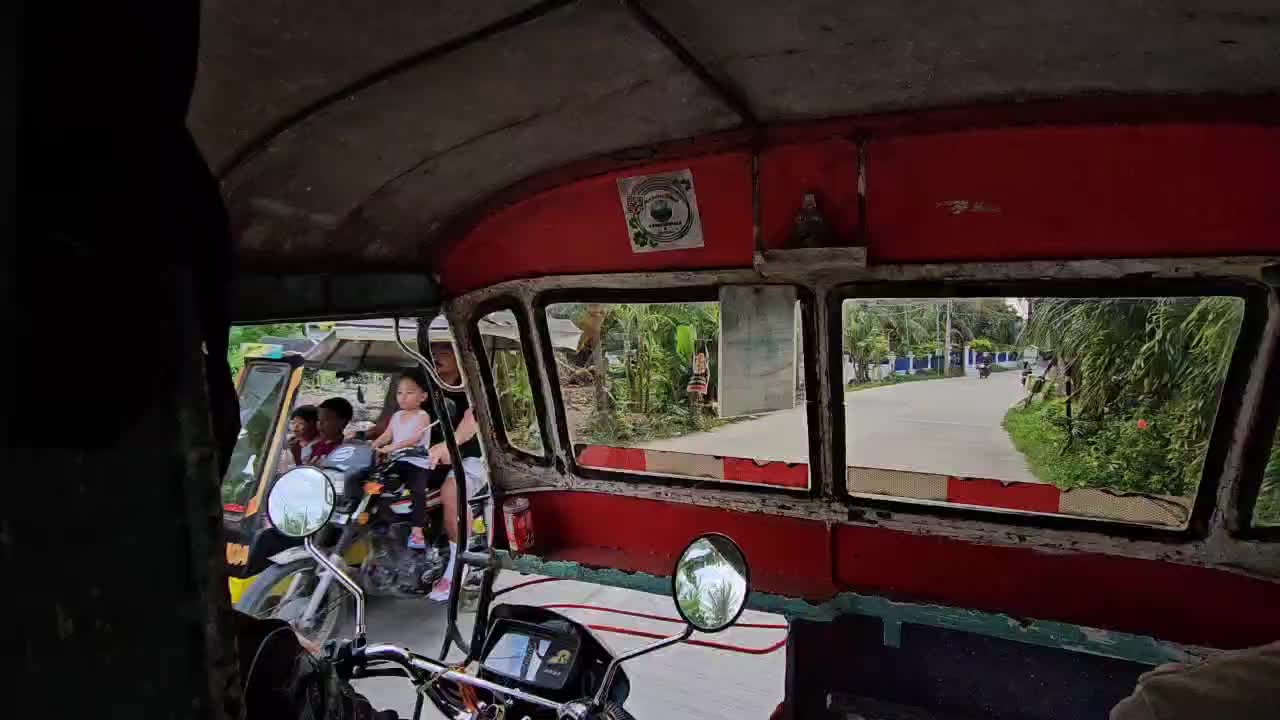 Mit dem klapprigen Dreirad von der Busstation zum Hotel in Moalboal.