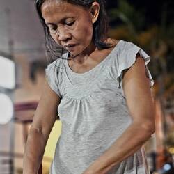 Und während ich esse kramt sie vor mir in ihrer Tasche?¿?¿