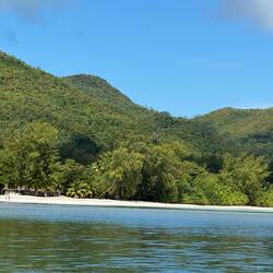 Det var lågvatten och vi kunde vandra ganska långt ut