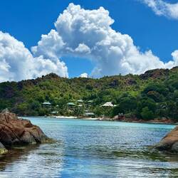 Från en klippö i lagunen fick vi en fin vy mot vårt hotell